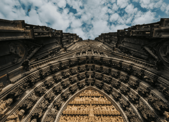 Detailaufnahme der Domfassade in Köln aus der Froschperspektive am Abend