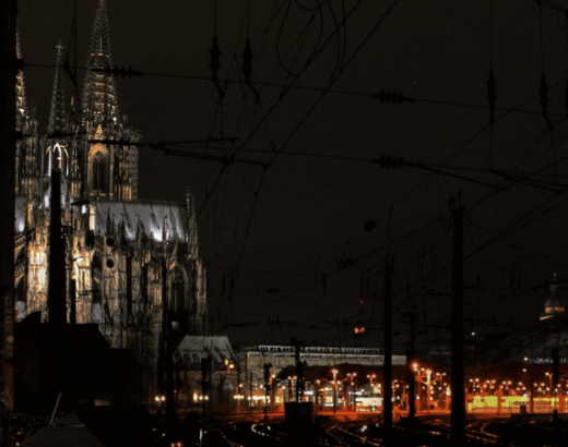 koeln bei regen nacht blick auf den dom