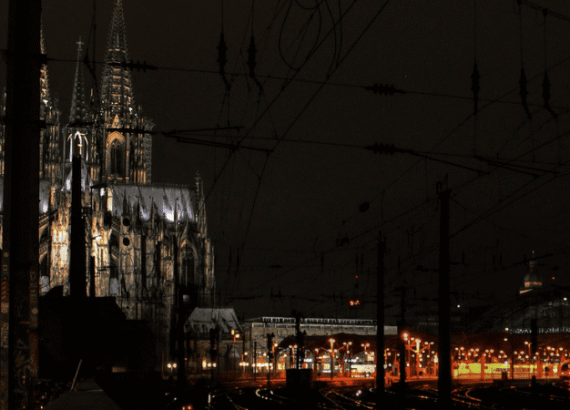 koeln bei regen nacht blick auf den dom