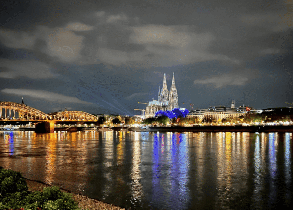 Abendstimmung in Köln mit Rhein, Dom und beleuchteter Hohenzollernbrücke