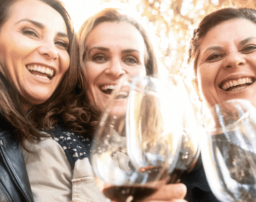 freundinnen lachen und halten weinglaeser unternehmungen koeln freunde