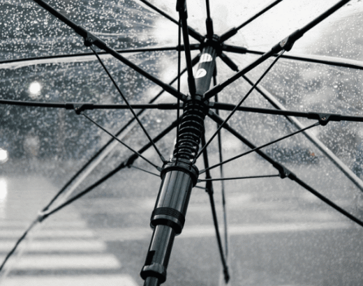 regen in koeln sicht durch transparenten schirm