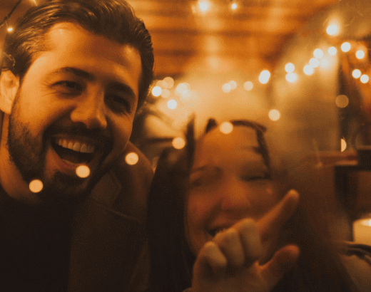 Paar genießt einen bewussten Abend in Köln mit warmem Licht und Gesprächen ohne Smartphone