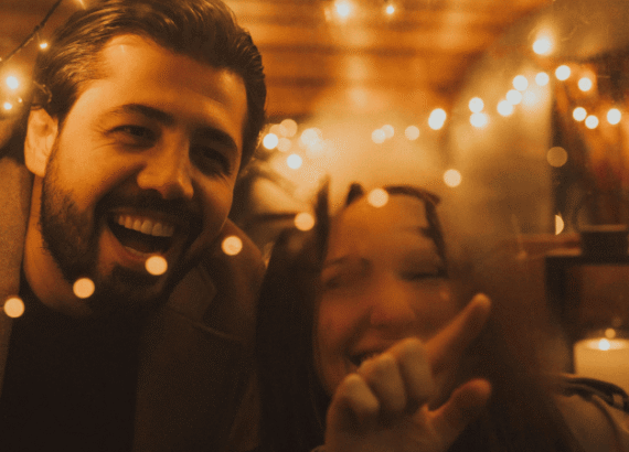 Paar genießt einen bewussten Abend in Köln mit warmem Licht und Gesprächen ohne Smartphone