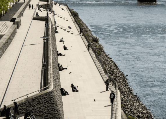 Rheinpromenade in Köln Innenstadt als ruhiger Ort für eine kleine Auszeit am Wasser