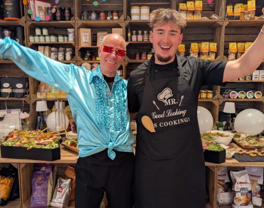 Gastgeber beim Karneval Event zum Rosenmontagszug im Haus der Manufakturen Köln mit Buffet und Feinkostregal