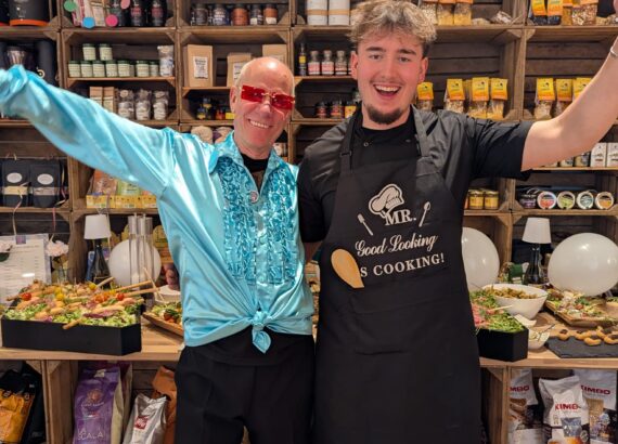 Gastgeber beim Karneval Event zum Rosenmontagszug im Haus der Manufakturen Köln mit Buffet und Feinkostregal