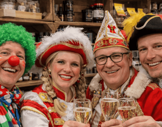 Rosenmontag in Köln mit Karnevalsumzug und Zuschauern in der Innenstadt