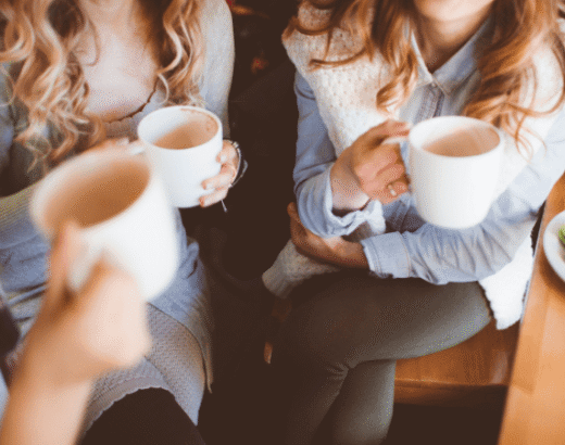 Freundinnen trinken Kaffee in einem ruhigen Café in Köln Innenstadt