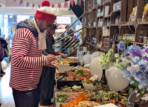 Karnevalsgast am Buffet beim Rosenmontag Event im Haus der Manufakturen Köln mit Fingerfood und Feinkost