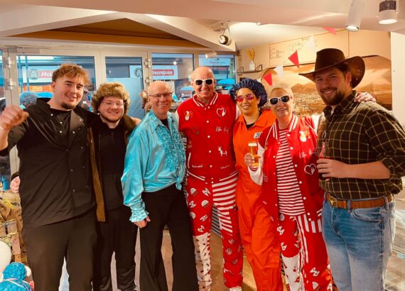 Gruppe in Kostümen beim Rosenmontag Karneval Event im Haus der Manufakturen Köln