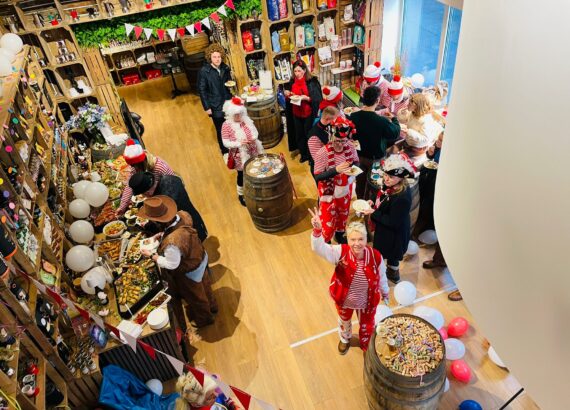 Karneval Gäste beim Rosenmontagszug Event im Haus der Manufakturen Köln mit Buffet und Kostümen