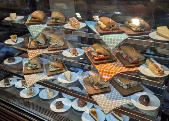 Vitrine mit Sandwiches und Kuchen im Caffè Lento im Haus der Manufakturen Köln